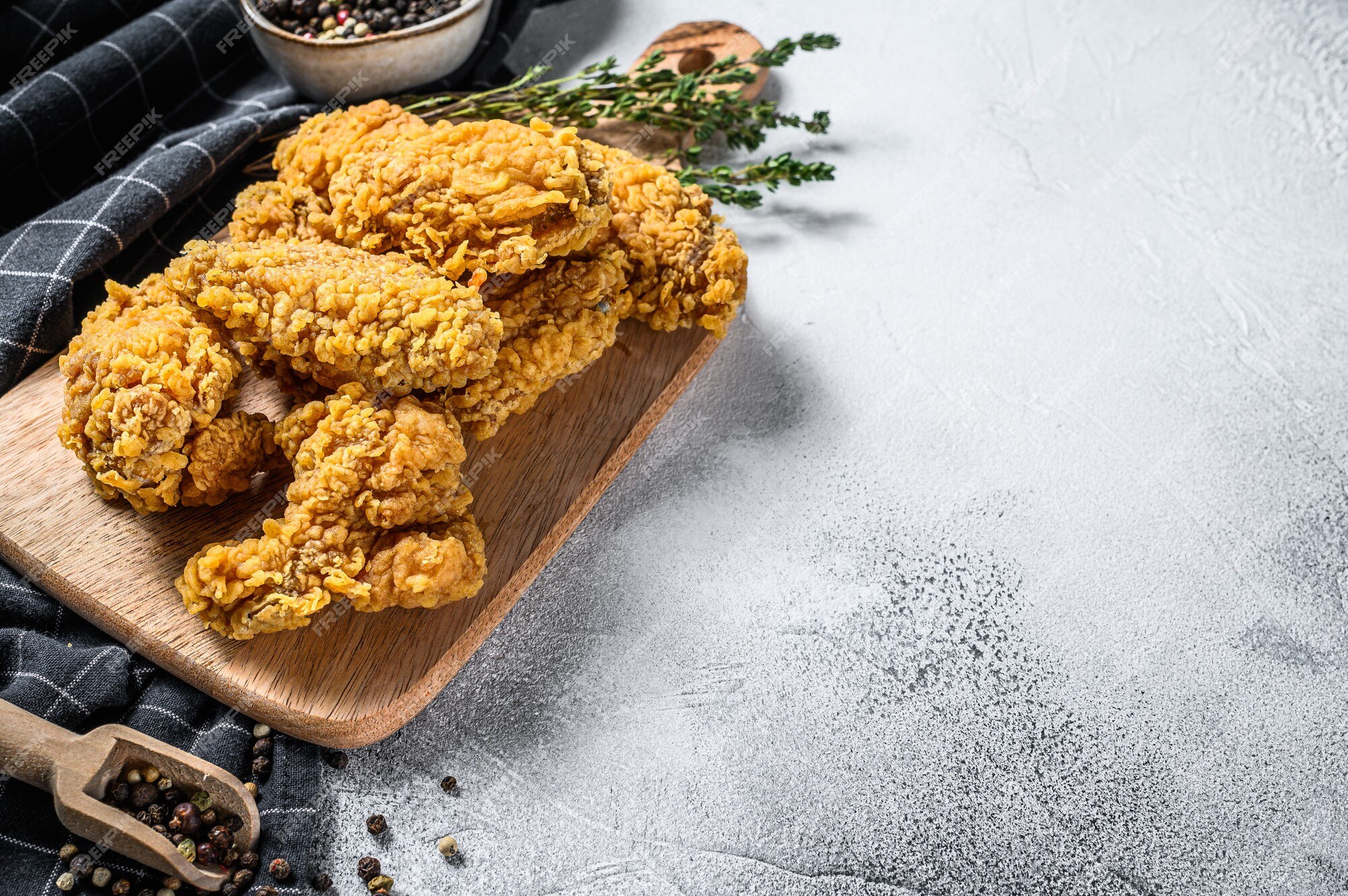 Alitas de pollo kentucky fritas crujientes empanizadas, cena sabrosa. fondo  gris | Foto Premium