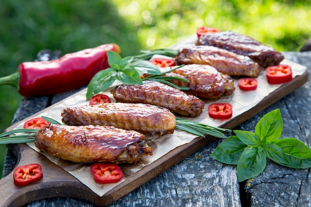 Alitas de pollo picantes al horno al estilo asiático.