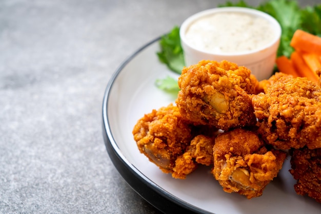 alitas de pollo picantes fritas con vegetales