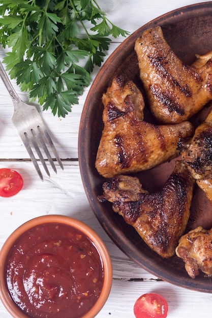 Alitas de pollo a la plancha con salsa de tomate y perejil