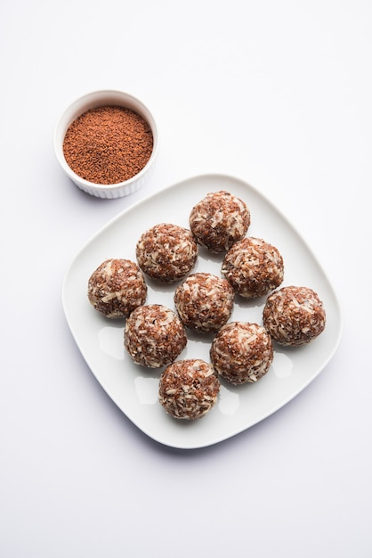 Aliv Laddu, Halim Ladoo o Berro de jardín Seed Sweet Balls un alimento muy nutritivo en inviernos o para las nuevas mamás. comida popular de la India. servido en un tazón o plato