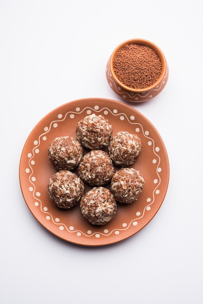 Aliv Laddu, Halim Ladoo oder Gartenkresse Seed Sweet Balls ein sehr nahrhaftes Essen im Winter oder für junge Mütter beliebtes Essen aus Indien. in einer Schüssel oder einem Teller serviert