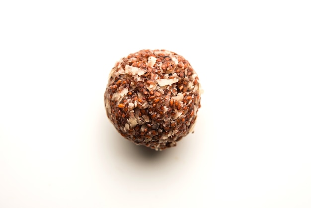 Aliv Laddu, Halim Ladoo oder Gartenkresse Seed Sweet Balls ein sehr nahrhaftes Essen im Winter oder für junge Mütter beliebtes Essen aus Indien. in einer Schüssel oder einem Teller serviert