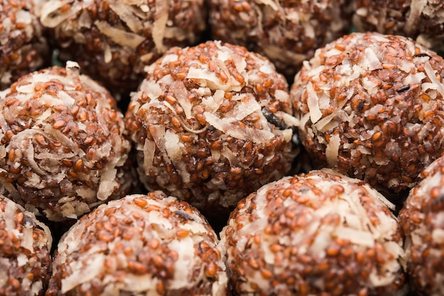 Aliv Laddu, Halim Ladoo ou Garden Seed Sweet Balls um alimento muito nutritivo no inverno ou para as mamãs novas. comida popular da Índia. servido em uma tigela ou prato