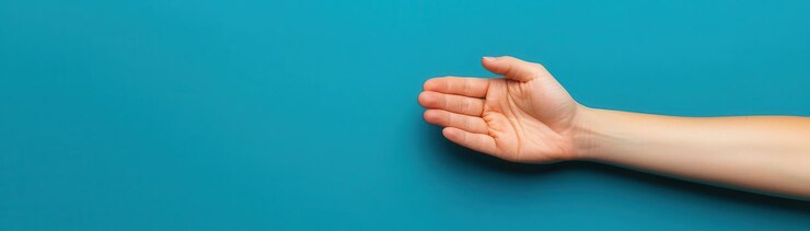 Alivio del dolor nervioso Persona que masajea la muñeca con el espacio de copia para el concepto de cuidado de la salud de texto