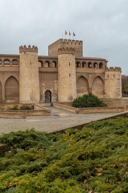 Aljaferia-palast in der stadt zaragoza neben dem fluss ebro in aragon spanien