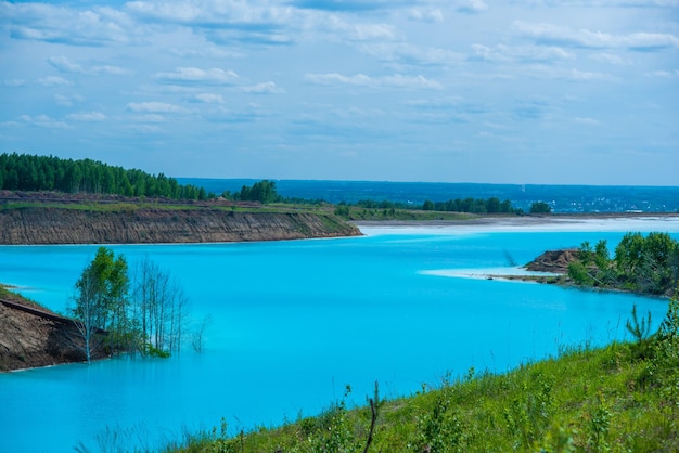 Alkalische Lösung, Aschekippe, die Abfälle ins Wasser wirft. Ökologische Katastrophe. Türkisfarbenes, totes Wasser ist wie eine Oase. Das Ergebnis der Müllverbrennungsanlage