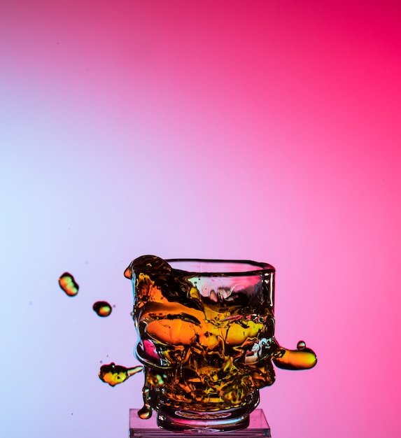 Alkohol Alkohol Whiskey Ursache von Unfall Spritzen in Klarglas Nachtleben Party Getränk nicht fahren