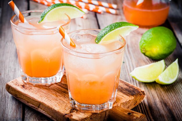 Alkohol Tequila Sunrise Cocktail mit Eis und Limette