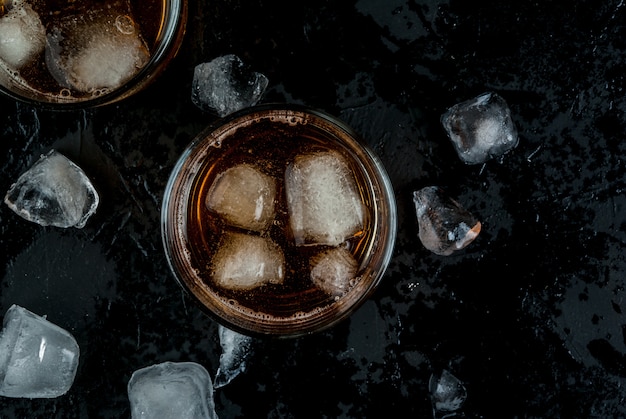 Alkohol Whisky Cocktail mit Cola und Eis