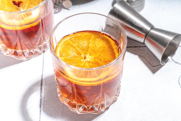 Alkoholcocktail mit Orange