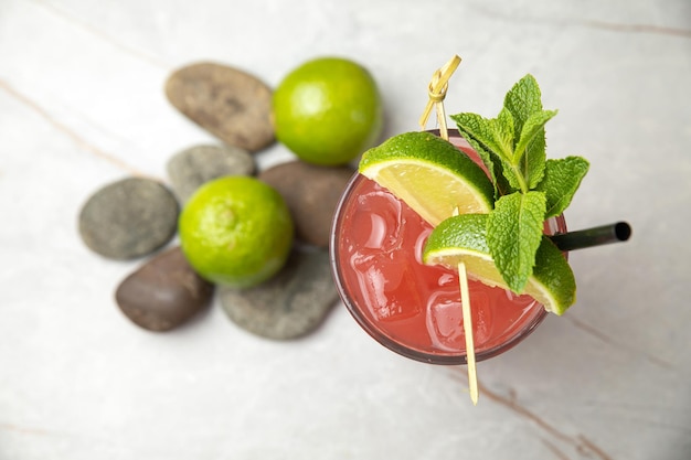 alkoholfreie cocktaillimonade mit minzeislimette auf einem grauen tisch