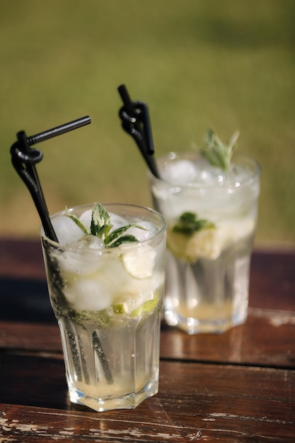 Alkoholfreier Mojito-Cocktail auf einem Holztisch im Freien