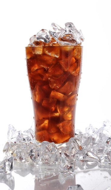 Alkoholfreies Getränk im Glas mit Eiswürfeln isoliert auf weißem Hintergrund