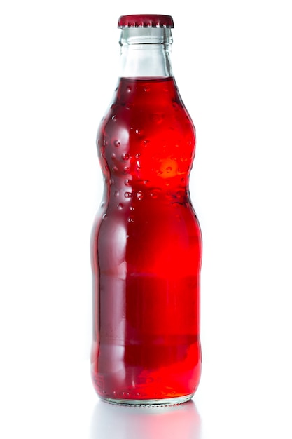 Foto alkoholfreies getränk, rote farbe in der glasflasche.