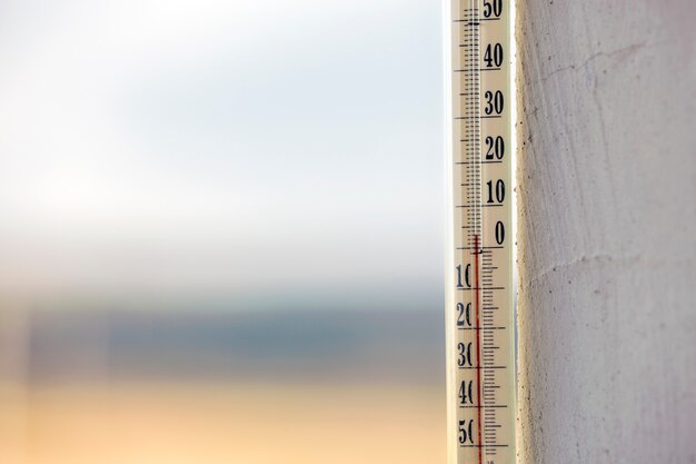 Alkoholglasthermometer Celsius außerhalb auf hellem unscharfem Licht im Freien kopieren Raumhintergrund.