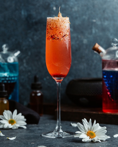 Alkoholische Cocktails mit Orange und Gänseblümchen