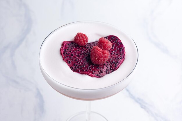 Alkoholischer Beerencocktail mit Himbeeren