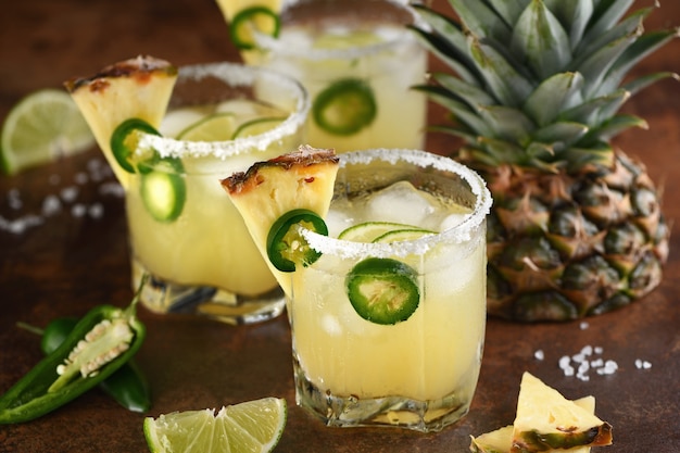 Alkoholischer Cocktail Ananas Margarita, Tequila mit Limette und Jalapeno