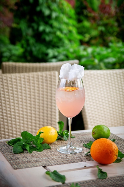 Alkoholischer Cocktail Aperol Spritz mit Orangenscheibe ein Erfrischungscocktail am Strand an der Bar