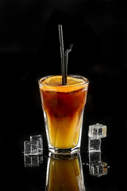 Alkoholischer Cocktail auf Schwarz