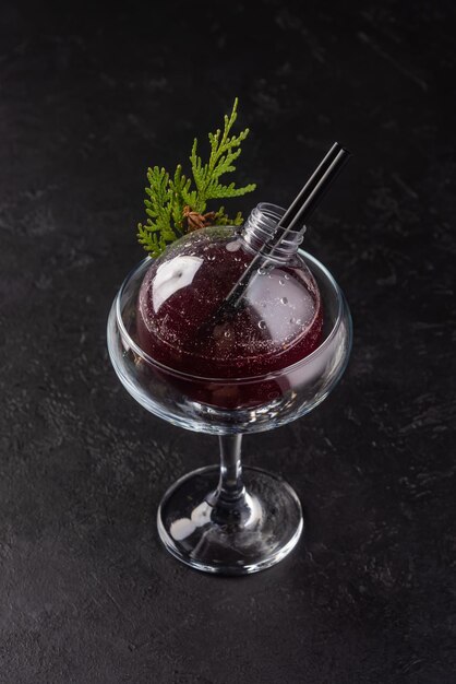 Foto alkoholischer cocktail auf schwarzem hintergrund