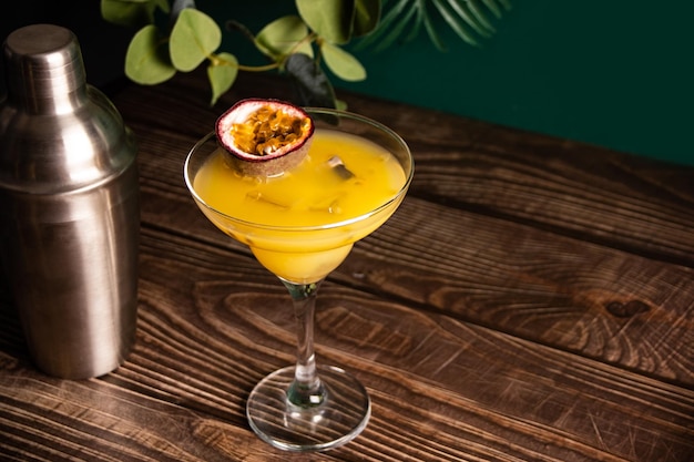 Alkoholischer Cocktail der frischen Passionsfrucht-Maracuja mit Eiswürfeln