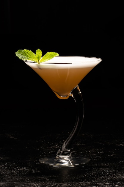 Alkoholischer Cocktail in einem transparenten Glasbecher.