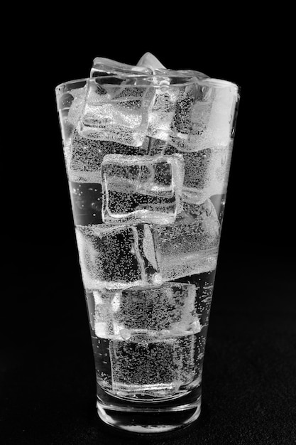 Alkoholischer Cocktail mit Eis auf dunklem Hintergrund
