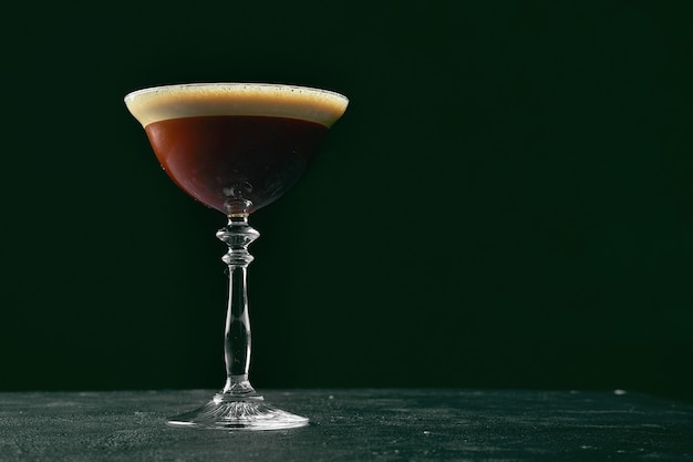 Alkoholischer Cocktail mit Kaffee und Schnaps in einem Glas mit Eis. Irischer Kaffee