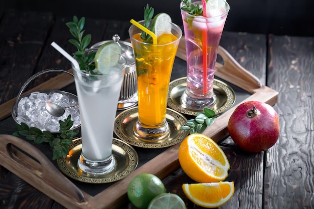 Alkoholischer Cocktail mit Obst und Eis