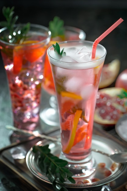 Alkoholischer Cocktail mit Obst und Eis