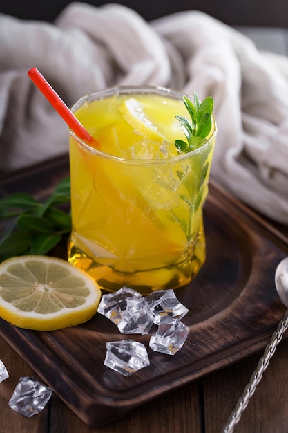 Alkoholischer Cocktail mit Obst und Eis