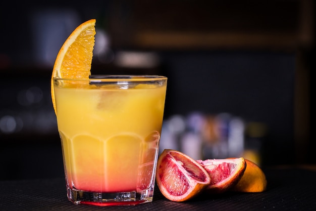 Alkoholischer Cocktail mit Orange