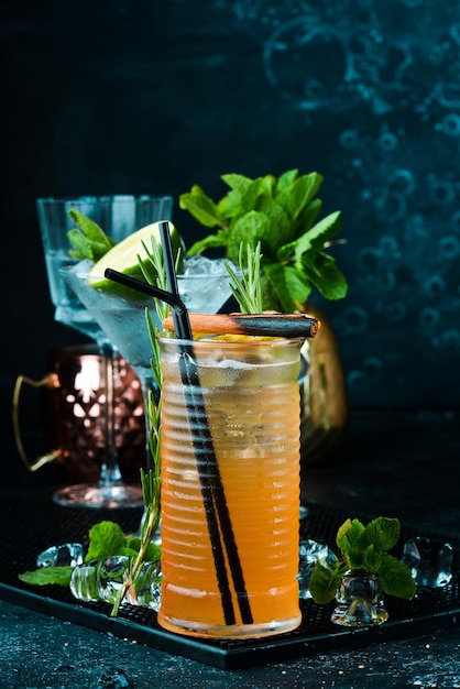 Alkoholischer Cocktail mit Orangenlikör und Zimt Auf schwarzem Hintergrund Ansicht von oben