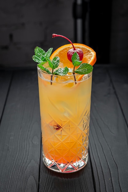 Alkoholischer Cocktail mit Orangensaft