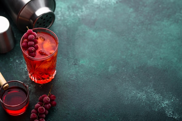 Alkoholischer Cocktail mit roter Johannisbeere