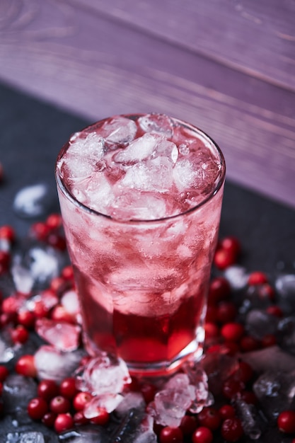 Alkoholischer Cocktail mit Wodka, Cranberrysaft und Eis. Cape Codder in einem Glas Casablanca.