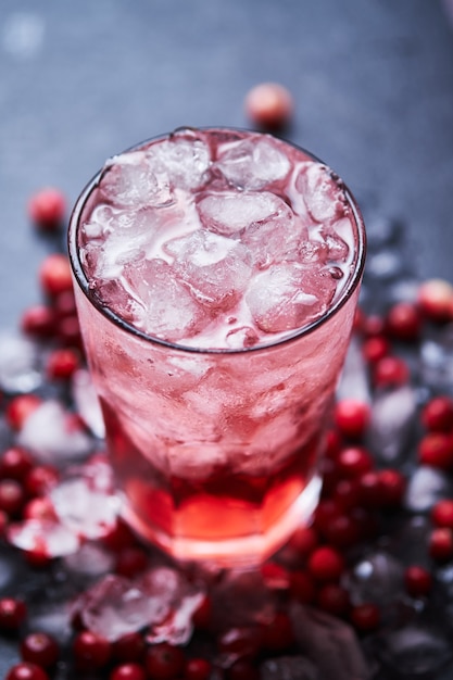 Alkoholischer Cocktail mit Wodka, Cranberrysaft und Eis. Cape Codder in einem Glas Casablanca.