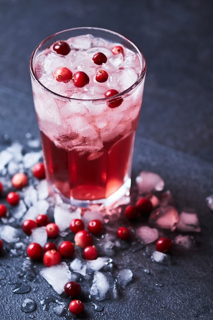 Alkoholischer Cocktail mit Wodka, Cranberrysaft und Eis. Cape Codder in einem Glas Casablanca.