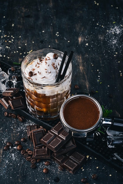 Alkoholischer Cocktail White Russian Coffee Likör auf schwarzem Holzhintergrund