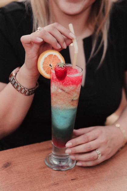 Alkoholisches Cocktailgetränk auf dem Tisch im Restaurant