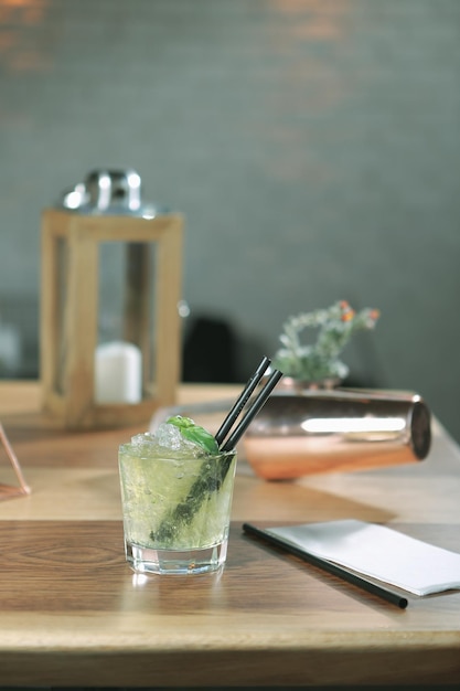 Alkoholisches Cocktailgetränk auf dem Tisch im Restaurant