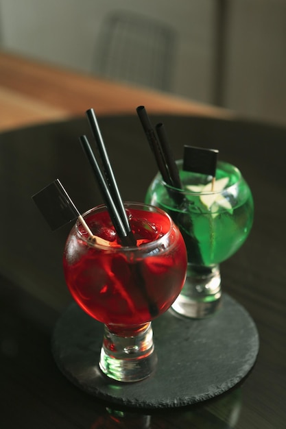 Alkoholisches Cocktailgetränk auf dem Tisch im Restaurant