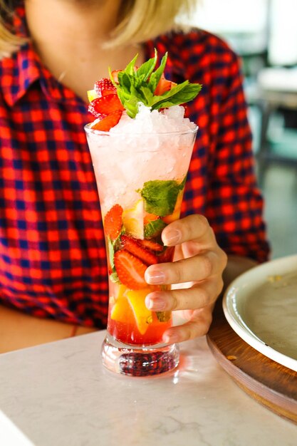 Alkoholisches Cocktailgetränk auf dem Tisch im Restaurant