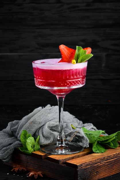 Alkoholisches Cocktailgetränk Strawberry Margarita in einem Glas