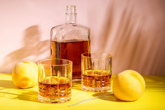 Alkoholisches Getränk in einem Glas mit einem Pfirsich