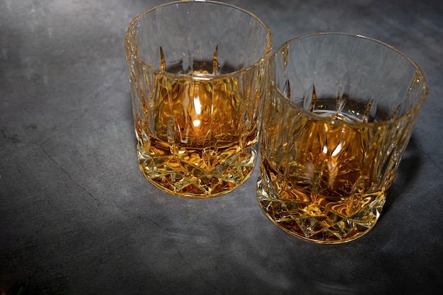 Alkoholisches Getränk Whiskey in einem Glas auf einem dunklen Hintergrund