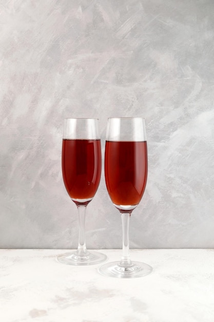 Alkoholisches rotes Getränk mit Champagner und Granatapfelsaft Tintoretto-Cocktail Beliebtes italienisches Getränk