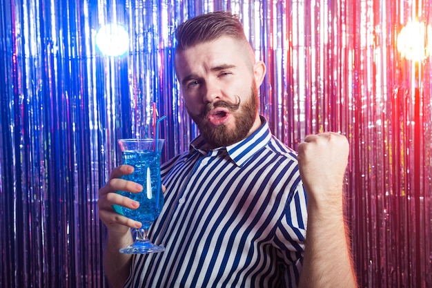 Alkoholismus, Spaß und Narrenkonzept - Betrunkener Kerl auf Party in einem Nachtclub.